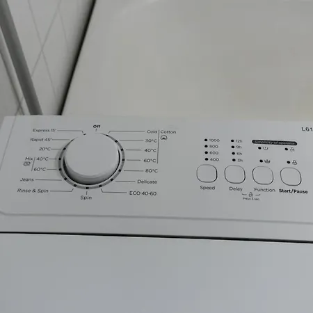 Family With Balcony And Separate Kitchen Appartement *